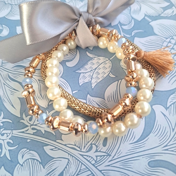 2/$40 🇨🇦Set of 3 strechy bracelets in pearl gold and pale blue - Picture 2 of 7